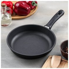 Сковорода чугунная 22 см h=4 см бакелит. ручка 2390261 Камская Посуда