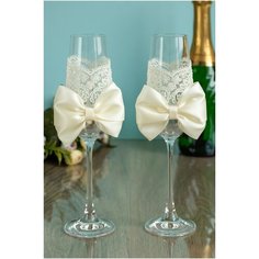Роскошные свадебные бокалы для жениха и невесты с атласными бантами айвори и белым кружевом Свадебная мечта