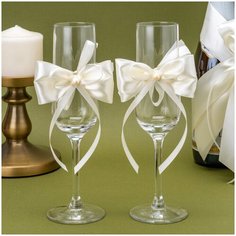 Свадебное украшение на бокалы - бантики из атласа молочного оттенка с перламутровой жемчужиной в центре и ленточками, 2 штуки Свадебная мечта