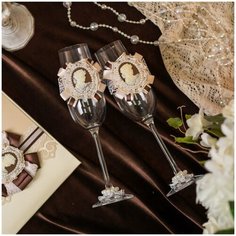 Бокалы свадебные для молодоженов "Винтаж" с атласными лентами коричневого цвета, камеей и жемчужным декором, 2 штуки Свадебная мечта