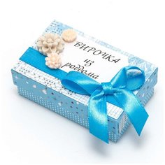 Шкатулка для бирочки из роддома для новорожденного мальчика "Наш малыш" в голубой гамме, с белыми розами, синим атласным бантом и табличкой с надписью Свадебная мечта