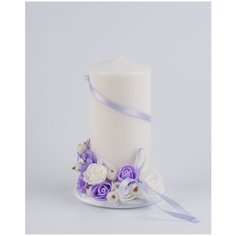 Свадебная свеча столбик для домашнего очага и украшения интерьера "Сиреневая романтика" с латексными розами сиреневого и белого оттенков, атласными лентами и декором ручной работы, на стеклянной подставке