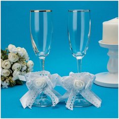 Свадебные украшения на бокалы молодоженов "Кружево и роза" из белых атласных лент, кружева и латексных роз, 2 штуки Свадебная мечта