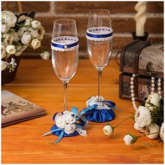 Свадебные бокалы для жениха и невесты "Белые розы" с атласным декором синего цвета, белыми розами и вязаным кружевом, 2 штуки Свадебная мечта