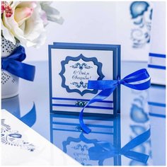 Небольшая шкатулка для денег на свадьбу молодоженам "Гжель" из плотной перламутровой бумаги с синими и белыми атласными лентами, гжельскими узорами и голубыми бусинами Свадебная мечта