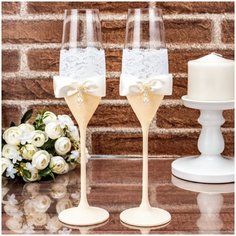 Бокалы для молодоженов на свадьбу и годовщину с декором из персикового атласа, с белым кружевом, кремовым бантом и розами, 2 штуки Свадебная мечта