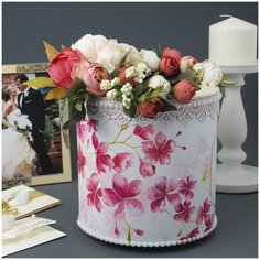 Сундучок для денег на свадьбу в форме круглой коробки "Пионовый букет" с цветочным принтом в розовой гамме, с белым кружевом, текстильными бутонами в пастельных тонах Свадебная мечта