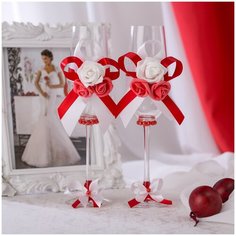 Свадебные бокалы для молодоженов "Красный стиль" с латексными розами и атласными лентами в алых и белых тонах ручной работы Свадебная мечта