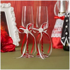 Свадебные бокалы для новобрачныхс атласными лентами в красной и белой гамме и белыми латексными розами, 2 штуки Свадебная мечта