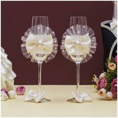 Нежные бокалы на свадьбу жениху и невесте "Рандеву" из атласных бантов айвори с декором из воздушного фатина и перламутровых бусин, 2 штуки Свадебная мечта