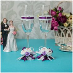 Свадебные бокалы ручной работы с латексными розами, ажурным кружевом и атласными лентами в темных фиолетовых и белых тонах Свадебная мечта
