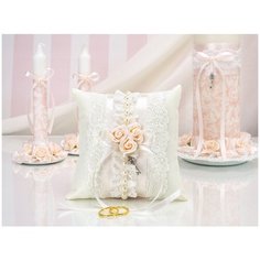 Свадебная подушка для колец новобрачных на роспись в ЗАГС или выездную церемонию "Шебби шик" из ткани молочного оттенка, с кружевом айвори, розовой атласной лентой, с жемчужными бусинами, персиковыми розами и подвесным ключиком