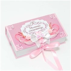 Оригинальная коробочка "Мамины сокровища" розового цвета для хранения памятных мелочей новорожденной девочки, с белыми латексными розами и атласным бантом, розовыми жемчужными бусинами Свадебная мечта
