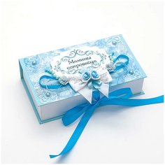 Оригинальная коробочка "Мамины сокровища" голубого цвета для хранения вещей новорожденного сына - бирки из роддома, зубика, локона, с голубой атласной лентйо, латексными розами и перламутровыми бусинами Свадебная мечта