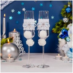 Свадебные бокалы для жениха и невесты "Зимние мотивы" с пушистыми белыми помпонами, голубыми атласными лентами, с мягким кружевом и металлическими снежинками Свадебная мечта