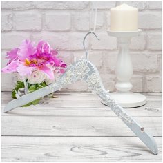 Стильная вешалка для свадебного платья из дерева серого цвета с кружевом айвори для фотосессии невесты и подвенечного платья Свадебная мечта