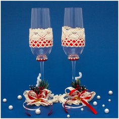 Свадебные бокалы для молодоженов "Лесная сказка" с рождественским декором из бежевого кружева и красных лент, с шишками и колокольчиками Свадебная мечта