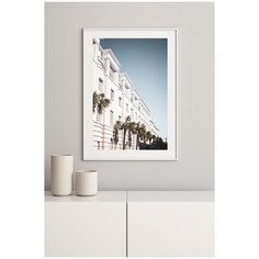 Постер в белой рамке Postermarkt "Белое здание и пальмы", 50х70 см