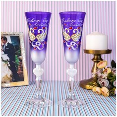 Фиолетовые бокалы для свадьбы из матового стекла с надписью "Совет да любовь", золотистыми лебедями и белыми узорами Свадебная мечта