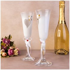 Свадебные бокалы для молодоженов белого цвета на фигурных ножках, с золотыми сердцами, белыми розами и атласными бантиками, 2 штуки Свадебная мечта