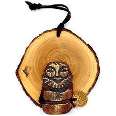 Кезер Декоративное панно на кедровом срезе "Талисман достатка "Дярык" мужской", 7-10 см. (кедр, кожа, ручная работа)