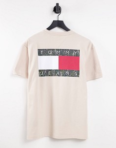 Светло-бежевая футболка с флагом с камуфляжным принтом и логотипом на спине Tommy Jeans-Светло-бежевый цвет