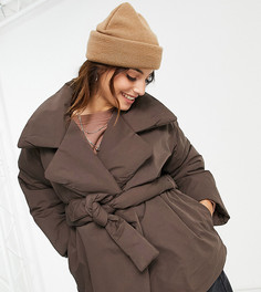Коричневая дутая куртка с поясом ASOS DESIGN Petite-Коричневый цвет