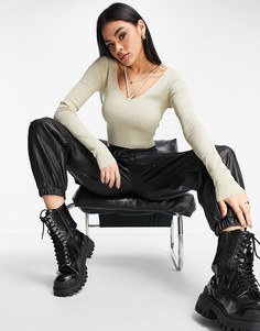 Бежевый топ с длинными рукавами и V-образными бретелями NA-KD X Sofia Coelho-Зеленый цвет