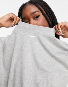 Серая футболка в стиле oversized с маленьким логотипом-галочкой Nike-Серый