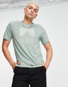 Футболка мятного цвета с графическим принтом Nike Yoga-Зеленый цвет