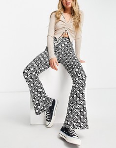 Расклешенные брюки черного цвета с цветочным принтом в стиле 70-х New Look-Черный