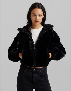 Черная куртка из искусственного меха с капюшоном Bershka-Черный цвет