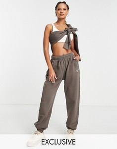 Коричнево-серые oversized-джоггеры с логотипом Reebok – эксклюзивно для ASOS-Коричневый цвет