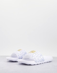 Белые шлепанцы с золотистым логотипом-галочкой и леопардовым принтом Nike Victori-Золотистый