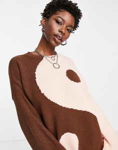 Джемпер с круглым вырезом и принтом символа инь и ян ASOS DESIGN-Коричневый цвет