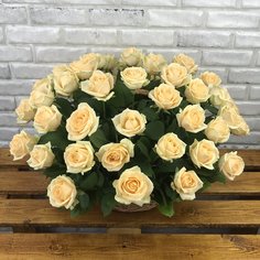 Букет FlorPro 51 персиковая роза в корзине