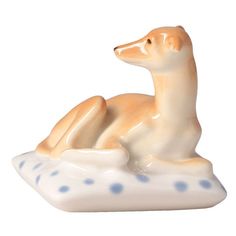 Скульптура. Императорский фарфоровый завод. Левретка на подушке Мимми. Высота 6 см.