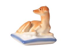 Скульптура. Императорский фарфоровый завод. Левретка на подушке Лилли. Высота 6 см.