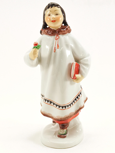 Скульптура. Императорский фарфоровый завод. Якутка с цветком. 19 см.