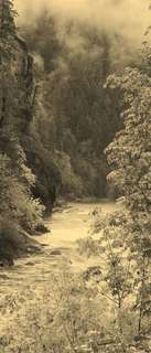 Самоклеющиеся фотообои "Горная речка, осень", 90x210 см, эффект сепия Фотообои.РФ