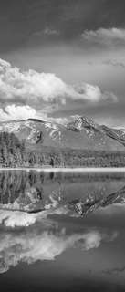 Самоклеющиеся фотообои "Озеро на Алтае", 90x210 см, эффект черно-белый Фотообои.РФ