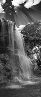 Самоклеющиеся фотообои "Красивый водопад", 90x210 см, эффект черно-белый Фотообои.РФ