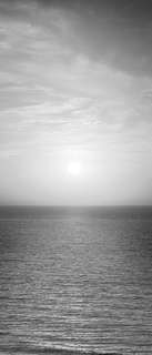 Самоклеющиеся фотообои "Закат на море", 90x210 см, эффект черно-белый Фотообои.РФ