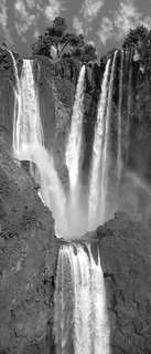 Самоклеющиеся фотообои "Водопад в Марокко", 90x210 см, эффект черно-белый, отраженный Фотообои.РФ