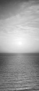 Самоклеющиеся фотообои "Закат на море", 90x210 см, эффект черно-белый, отраженный Фотообои.РФ