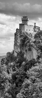 Самоклеющиеся фотообои "Древняя крепость Сан-Марино", 90x210 см, эффект черно-белый Фотообои.РФ