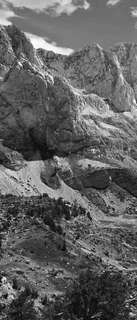 Самоклеющиеся фотообои "Албанские Альпы 3", 90x210 см, эффект черно-белый, отраженный Фотообои.РФ