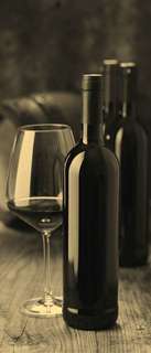 Самоклеющиеся фотообои "Красное вино из бочки", 90x210 см, эффект сепия, отраженный Фотообои.РФ