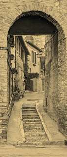 Самоклеющиеся фотообои "Арка на старинной улочке", 90x210 см, эффект сепия Фотообои.РФ