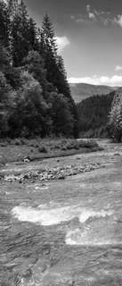 Самоклеющиеся фотообои "Река, горный пейзаж", 90x210 см, эффект черно-белый, отраженный Фотообои.РФ
